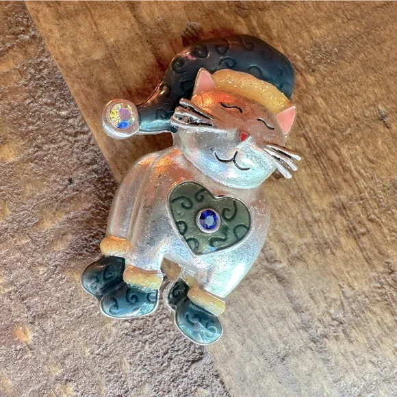 Vintage Kenneth Cole Cat Brooch Wearing Hat, Booties & Heart Enameled Crystal - Picture 8 of 13